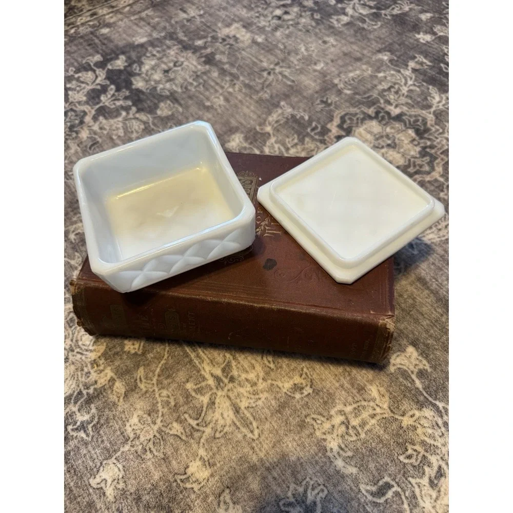 Vtg Anchor Hocking White Milk Glass Covered Square Powder‎ Box Trinket Vanity